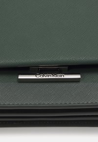 Calvin Klein LINEAR CROSSBODY - Pochette - palm green