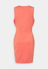 Robe corail sans manches longueur genou avec un col rond et une taille cintrée, vue de dos sur un fond uni.
