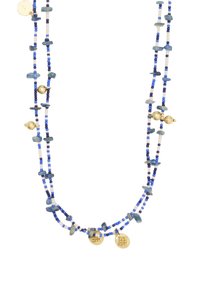 Mångfärgad beads-nackband med blå och vita pärlor, insprängt med detaljer i guldton och texturerade hängande föremål, lagerdesign.