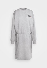 Robe sweat-shirt à manches longues gris clair avec taille à cordon, poignets côtelés, détails à boutons sur les côtés inférieurs et logo "Boss Athleisure" sur la poitrine.