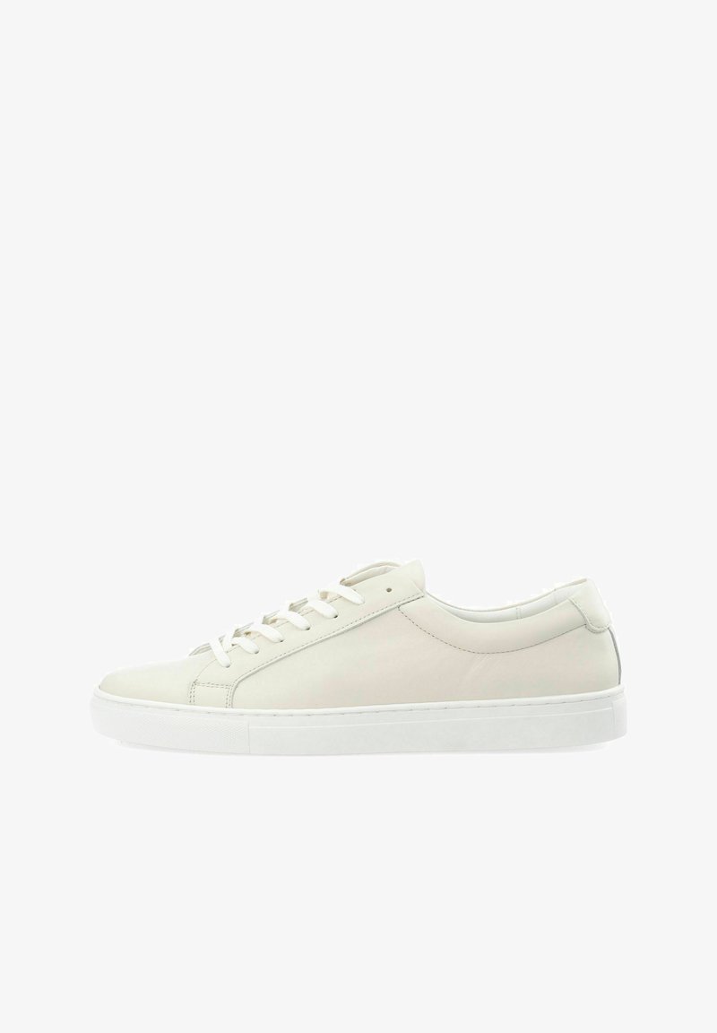 Weiße Ledersneaker mit glatter Textur, runder Zehenpartie, flacher Sohle und tonalem Stich. Verfügt über eine Schnürverschluss und ein minimalistisches Design.