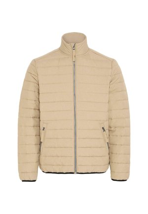 Beige gewatteerde jas met opstaande kraag, ritssluiting aan de voorkant en twee zijzakken. Kenmerkt zich door horizontale stiksels en zwarte afwerking aan de onderrand en manchetten.