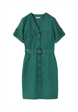 Grünes Kurzarmkleid mit V-Ausschnitt, taillierter Taille mit runder Schnalle, Knopfverschluss und zwei Brusttaschen mit Klappenverzierung.