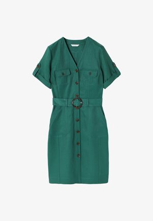 Vihreä lyhythihainen mekko, jossa on V-pääntie, vyöllä varustettu vyötärö pyöreällä soljella, nappikiinnitys ja kaksi rintataskua, joissa on läppäyksityiskohtia.