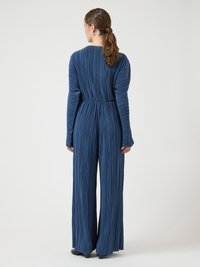 Marinblå plisserad jumpsuit med långärmade ärmar och rund halsringning, med insvängd midja och vida byxor som når golvet.