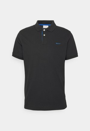 Polo shirt nero in cotone. Presenta un colletto classico, una placca a due bottoni e un logo blu sul petto con cuciture blu in contrasto.