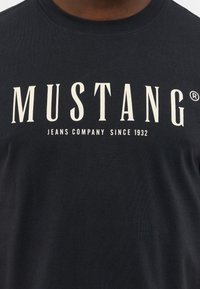 Mustang STYLE AUSTIN - Camiseta estampada - schwarz