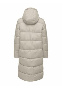 Abrigo acolchado beige con capucha, con un diseño de acolchado, mangas largas y corte hasta la rodilla. Tejido suave e insulated con costuras verticales.