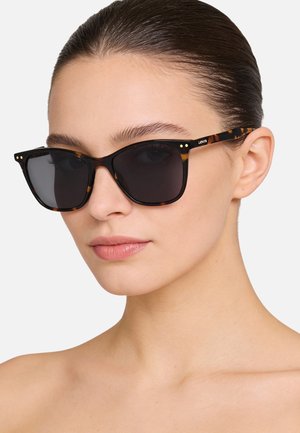 Occhiali da sole tartarugati neri con montatura quadrata, lenti scure e piccoli dettagli dorati sulle aste. Design pulito, finitura lucida.