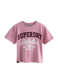 Rosa t-shirt med kort ärm i bomull, med "SUPERDRY Athletics" i mörkröd färg, samt vita och grå detaljer och rund hals.