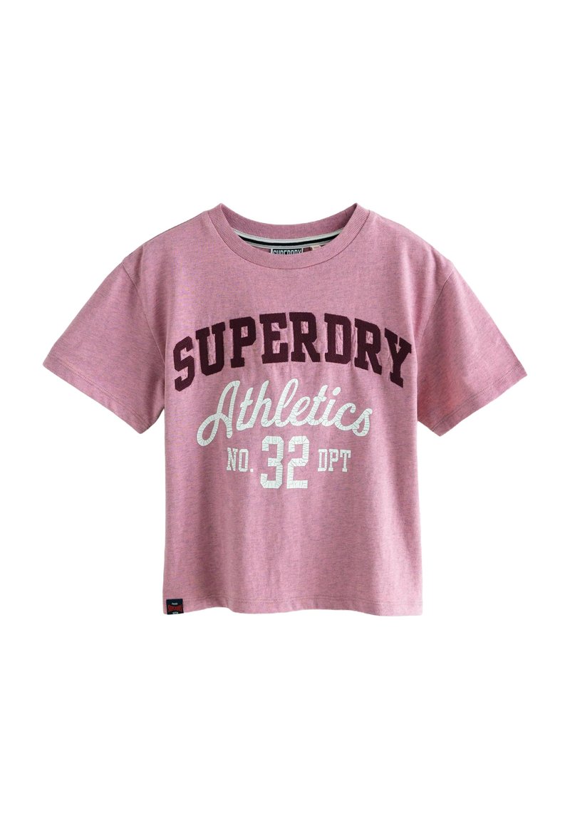 Rosa t-shirt med kort ärm i bomull, med "SUPERDRY Athletics" i mörkröd färg, samt vita och grå detaljer och rund hals.