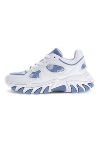 Sneaker bianco e azzurro chiaro con materiali in rete e pelle. Presenta una suola chunky con battistrada a onde e ritagli laterali pronunciati.