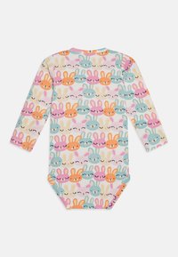 Bodysuit s dlhým rukávom z jemnej bavlny s viacerými farbami králičího vzoru. Má okrúhly výstrih a patentky na spodnej časti.