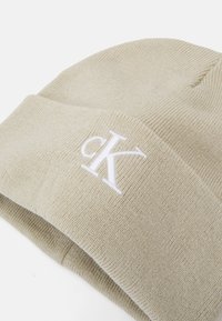 Calvin Klein Jeans EMBRO BEANIE UNISEX - Beanie - pelican
