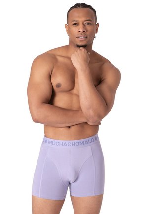 Boxer briefs di un delicato colore lavanda realizzati in materiale morbido, con una vita dotata di logo e una vestibilità aderente, dettagli di cucitura visibili.