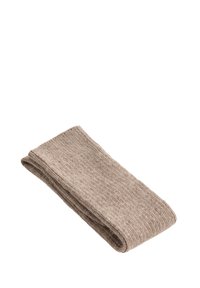 Beige strikkede sokker med en blød, tekstureret overflade, foldet pænt sammen og viser enkle, jævne sting langs kanterne.