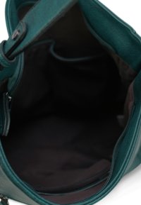 Teal neplederen handtas met een ritsluiting, voorzien van een ruime binnenkant en zachte stoffen voering. De binnenkleur is donker.