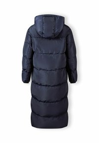 Jūras zila gara pūkaina virsjakas ar horizontāli kvadrātiem, ar kapuci un elastīgām aprocēm. Izgatavota no spīdīga, viegla materiāla siltuma nodrošināšanai.