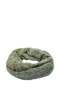 Lekki, okrągły szalik w kolorze teal z leopardzim wzorem w odcieniu beżu. Krawędzie mają postrzępioną teksturę, co podkreśla jego swobodny styl.