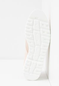 Sneaker con tomaia leggera e texturizzata di colore rosa e suola in gomma bianca. Caratterizzato da una suola a motivo per una migliore aderenza. Taglia 37 indicata.