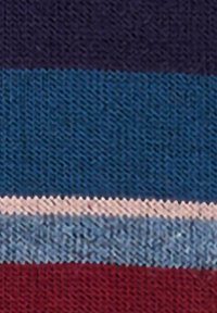 Tessuto a maglia con fasce orizzontali in viola scuro, blu, rosa e rosso. Ogni fascia presenta una variazione di colore e texture distinta.