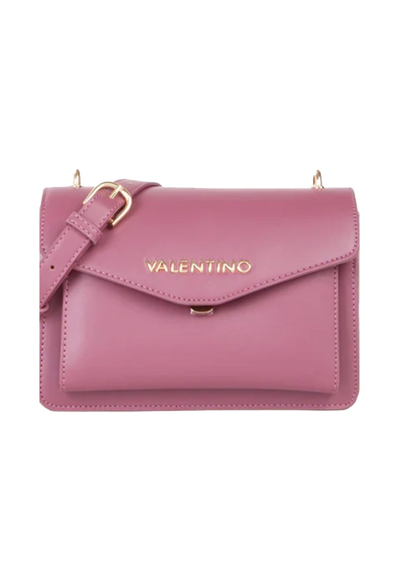 Sac à main en cuir rose avec quincaillerie dorée, doté d'une fermeture à rabat et d'une sangle réglable. L'avant affiche le logo "Valentino" en évidence.