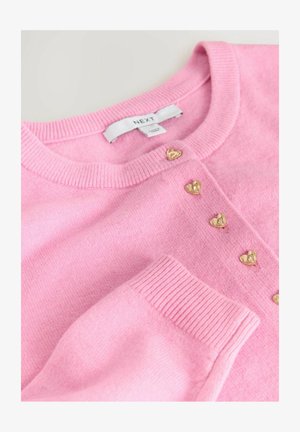 Rosa Strickjacke aus weichem Stoff mit gerippten Bündchen und rundem Ausschnitt. Fünf herzförmige goldene Knöpfe schmücken die Vorderseite.