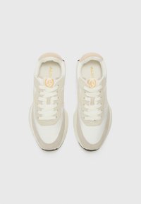 Sneaker bianchi e beige con tomaia in tessuto liscio, dettagli in suede, design con lacci e suola ammortizzata con battistrada nero.