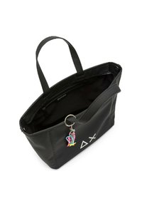 Borsa a tracolla nera in materiale sintetico con doppi manici, tasca interna e un charm colorato attaccato. Presenta un design del logo bianco su un lato.