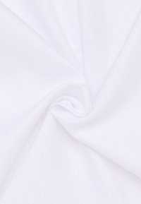 Gestructureerde witte stof met een subtiel ruitpatroon, een gladde oppervlakte en een lichte uitstraling, geschikt voor verschillende textieltoepassingen.