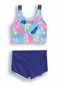 Strój do pływania z jasnoniebieskim topem na krótki rękaw, ozdobionym różowo-zielonymi wzorami liści tropikalnych, oraz granatowymi szortami z wzorzystym pasem.