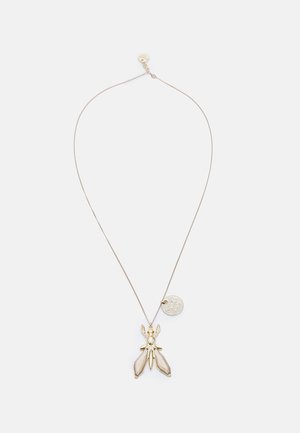 Delicate gouden kettink halsketting met een grote insectvormige hanger en een klein rond gegraveerd labeltje bij de sluiting.