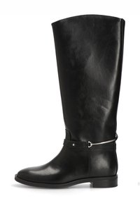 Bota negra de cuero hasta la rodilla con puntera redonda, tacón plano y detalle de correa plateada en el tobillo. Textura suave y diseño sencillo.