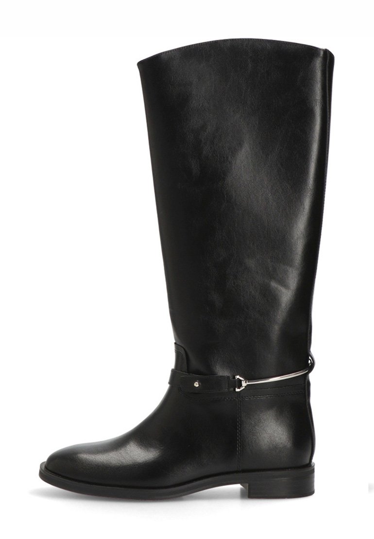 Bota negra de cuero hasta la rodilla con puntera redonda, tacón plano y detalle de correa plateada en el tobillo. Textura suave y diseño sencillo.