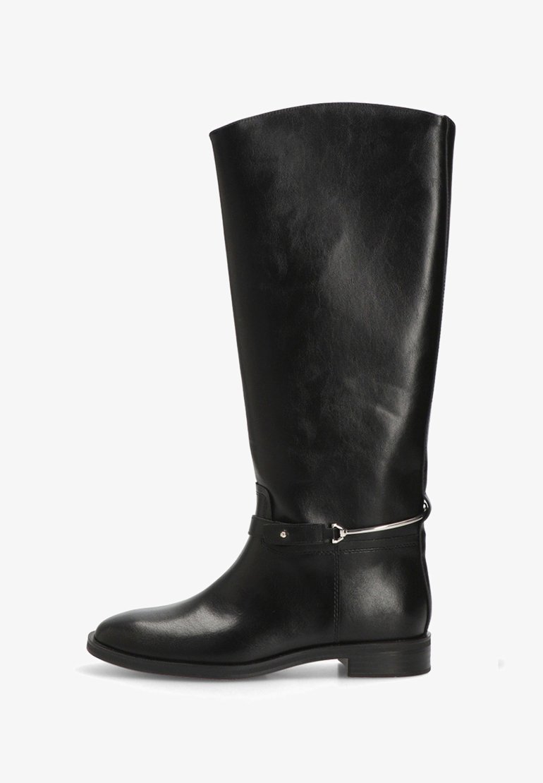 Bota negra de cuero hasta la rodilla con puntera redonda, tacón plano y detalle de correa plateada en el tobillo. Textura suave y diseño sencillo.