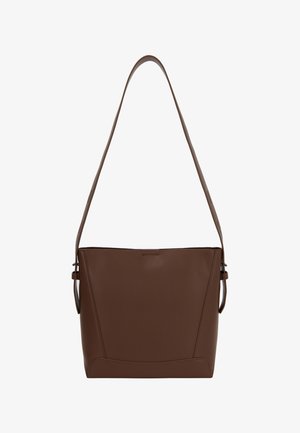 Bruine leren schoudertas met een platte body, een enkele verstelbare schouderband en subtiele gestikte details. Gladde textuur met een minimalistisch ontwerp.