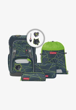 Ensemble de sac à dos et accessoires présentant un design géométrique bleu foncé et vert, avec des patches animaliers noirs et des détails matériels contrastants.