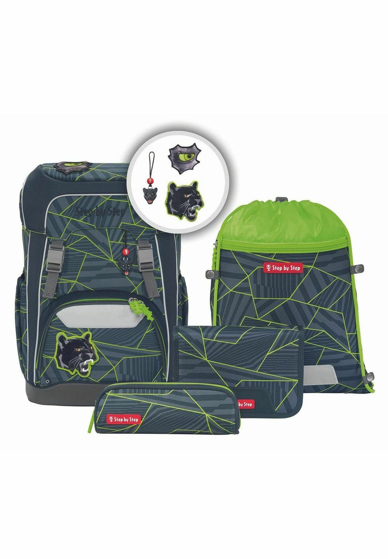 Rucksack und Zubehörset mit einem dunkelblauen und grünen geometrischen Design, schwarzen Tierpatches und kontrastierenden Hardwaredetails.