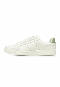 Sneaker in pelle bianca con punta arrotondata, chiusura con lacci e sottili dettagli perforati sui lati; accento verde sul tallone.