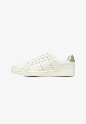 Sneaker in pelle bianca con punta arrotondata, chiusura con lacci e sottili dettagli perforati sui lati; accento verde sul tallone.