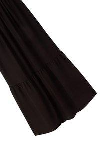 Abito nero con orlo svasato, dettagli arricciati in vita e texture di tessuto liscia. Design classico e versatile.