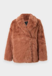 Καφέ παλτό από συνθετική γούνα με γιακά σάλι, μακριά μανίκια και σχέδιο τύπου περιτύλιγμα. Απαλή υφή με πυκνές ίνες, κατάλληλο για κρύες καιρικές συνθήκες.