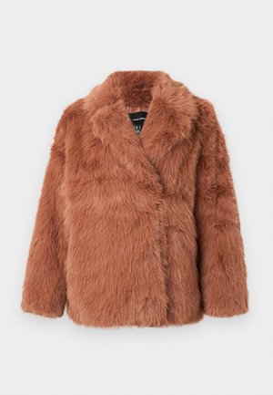 Smeđi kaput od umjetnog krzna s ovratnikom u stilu šala, dugim rukavima i omatanjem. Mekana tekstura s gustim vlaknima, prikladan za hladno vrijeme.