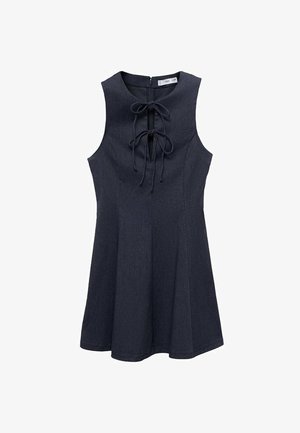 Marineblauw denim zonder mouwen jurk met een aansluitend lijfje en een uitlopende rok. Voorzien van een vetering aan de voorkant en een ritssluiting aan de achterkant. Soepele textuur.