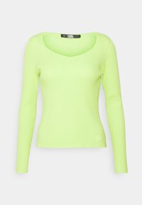 Ljusgrön räfflad långärmad tröja med vid båthals och subtil broderad logotyp nära nederkanten.