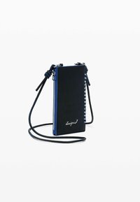 Svart läder crossbody-plånbok med en blå dragkedja, har knutna remmar, präglad logotyp och dekorativ sömnad längs ena sidan.