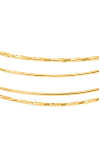 Kullatut metalliset bangle-rannekorut, joissa on kolme ohutta, pyöreää nauhaa; yhdellä on kiertynyt tekstuuri, kun taas muilla on sileä ja kiiltävä pinta.