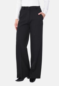 Pantaloni neri a gamba larga con vestibilità sartoriale, dotati di chiusura con bottone, due tasche laterali e una texture del tessuto liscia.