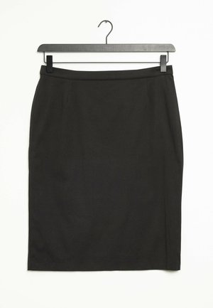 Falda lápiz negra de tela, con un diseño ajustado, corte a la altura de la rodilla y una textura suave, colgando de una percha negra.