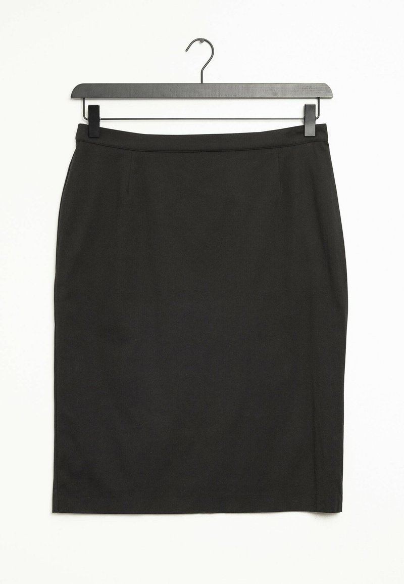 Musta kynähame, joka on valmistettu kankaasta, kuvastaa istuvaa muotoilua, polven pituista leikkausta ja tasaista tekstuuria, roikkuen mustasta ripustimesta.